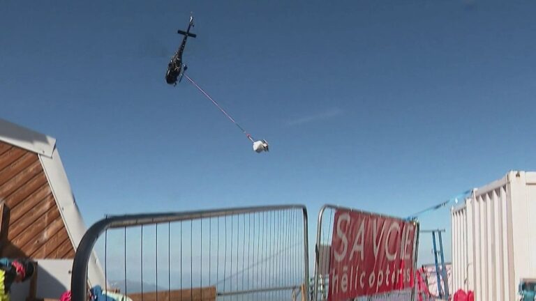 Démontage de l’ancien refuge du Goûter sur le Mont Blanc par des équipes spécialisées.