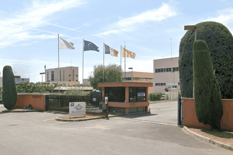 Une entreprise demande à ses salariés de rembourser une prime versée par erreur.