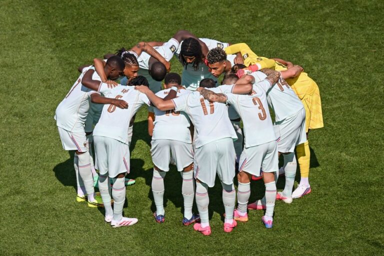 Minute de silence observée avant le match France-Espagne pour commémorer l’attentat de Nice.