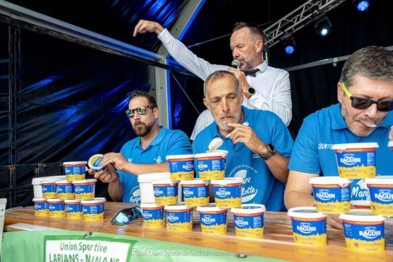 Neuf compétiteurs s’affrontent pour la Coupe du Monde de cancoillotte malgré la chaleur.