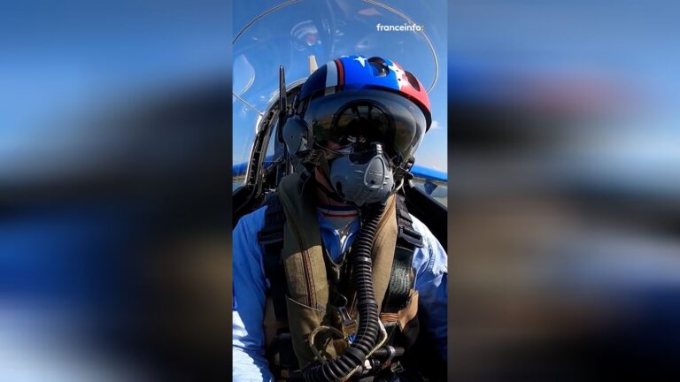Quentin Fillon Maillet rejoint la Patrouille de France pour un vol d’entraînement.