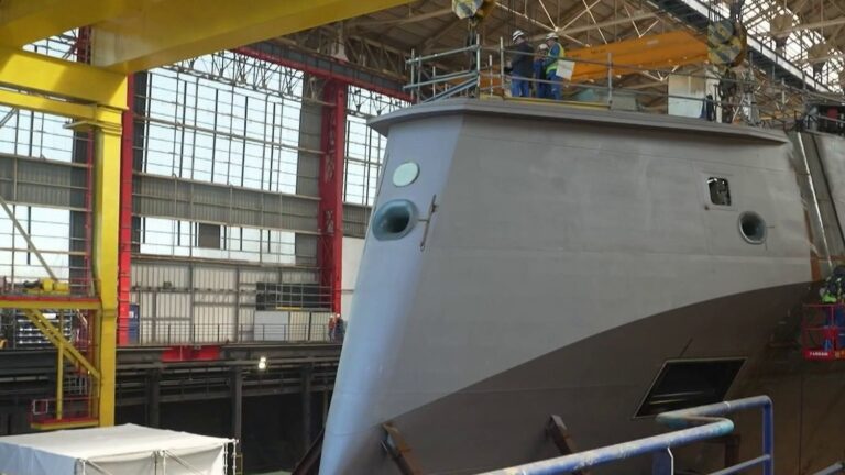 Visite d’un chantier naval : construction de frégates et sous-marins en France
