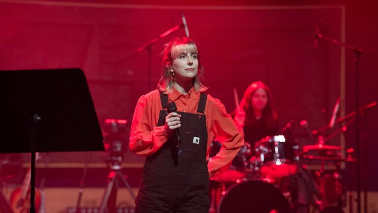 Coline Rio évoque la gentillesse dans le milieu de la musique en France.