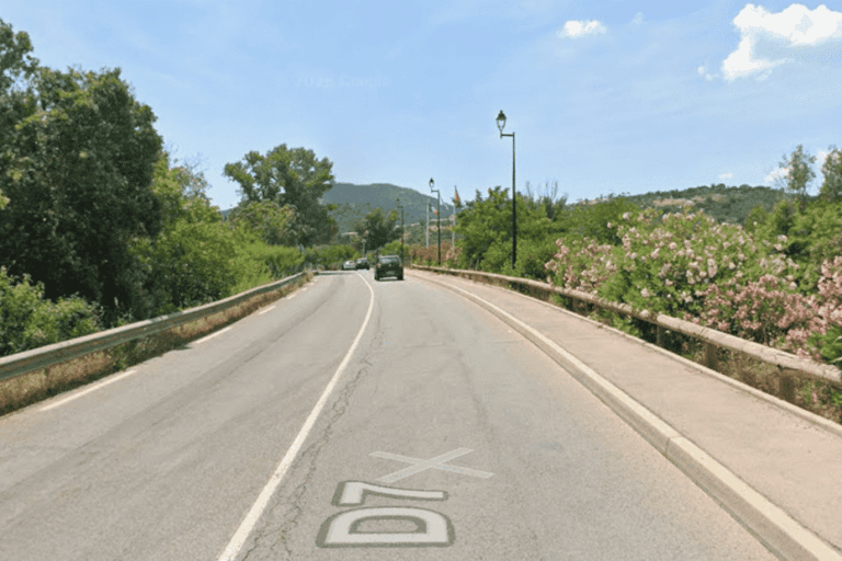 Collision entre un deux-roues et une voiture dans le Var : un mort et sept blessés.