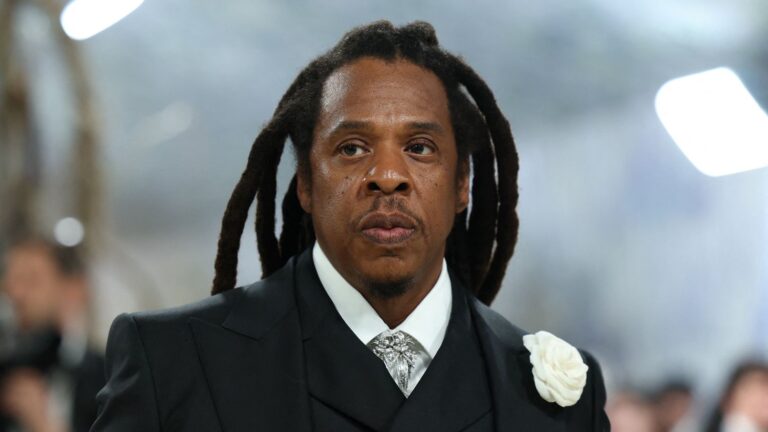 Jay-Z célèbre 30 ans de carrière musicale à New York, marquant son influence culturelle.
