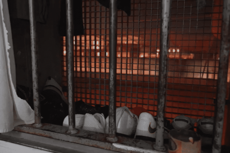 Chaleur et surpopulation créent des tensions à la maison d’arrêt de Pau, selon des détenus.