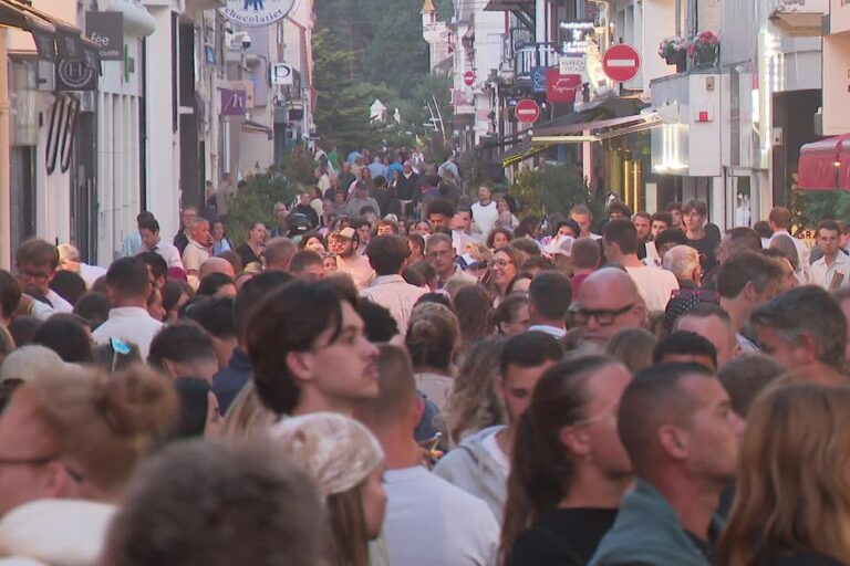Station balnéaire française prise d’assaut par les touristes en raison de la canicule.