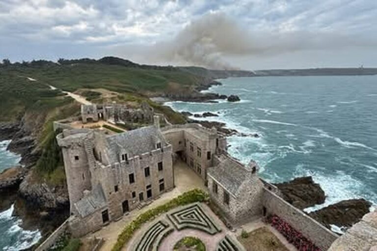 Incendie au cap Fréhel : des heures d’angoisse au Fort La Latte, le capitaine reste sur place.