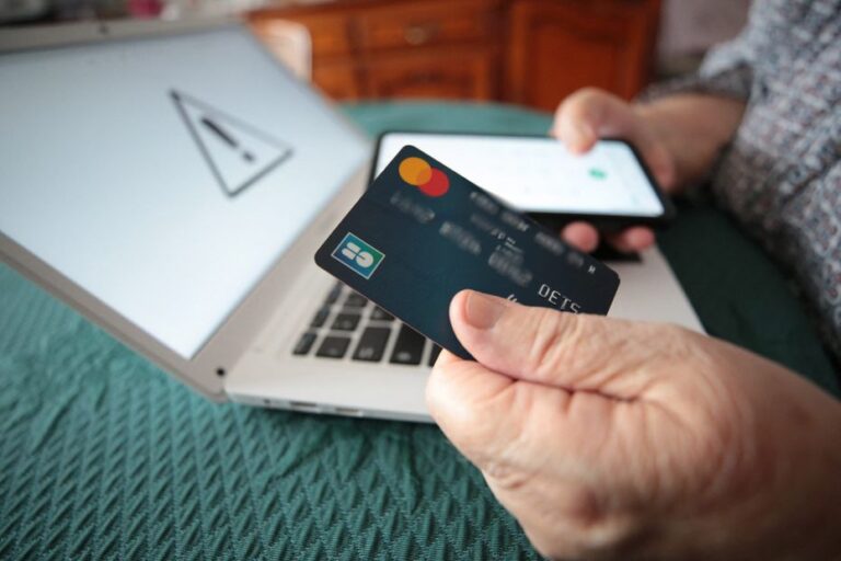 Réseau d’escroqueries : un homme dérobait des informations bancaires depuis l’étranger.