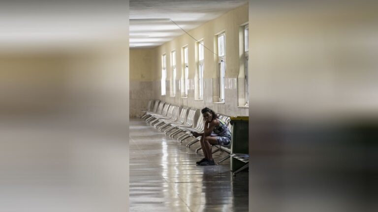 Cuba : le système de santé confronté à des pénuries critiques de médicaments et de personnel.