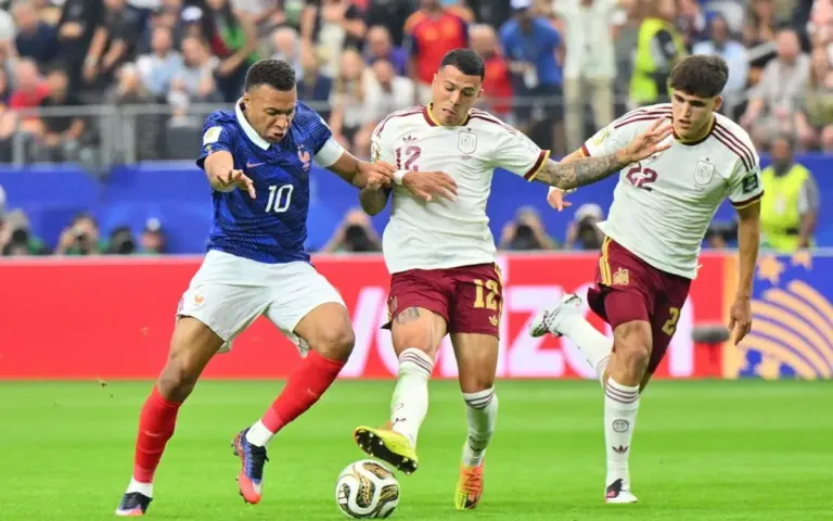 Demi-finale : La France affronte l’Espagne dans un match décisif de la Coupe du monde.