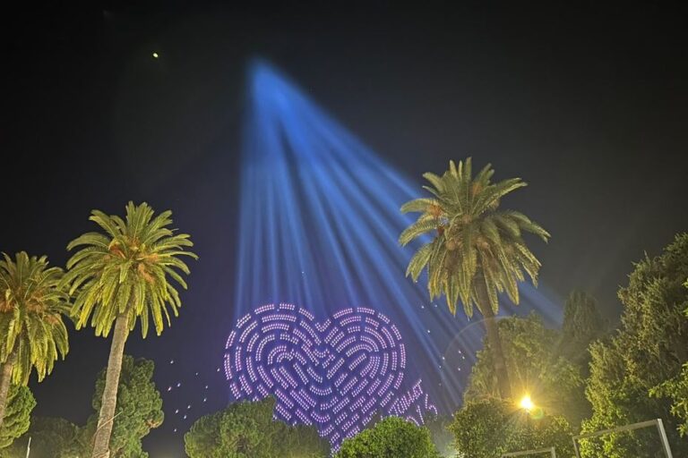2 016 drones illuminent 86 lumières en hommage aux victimes du 14 juillet à Nice