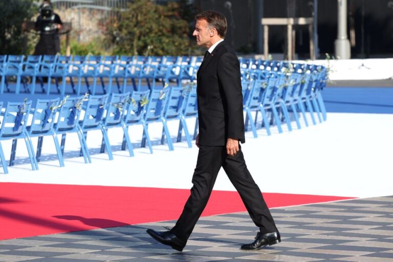 Cérémonie à Nice : la Patrouille de France survole les chaises vides des victimes du 14-Juillet.