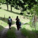 Des sentiers adaptés aux poussettes en moyenne montagne pour les familles avec jeunes enfants