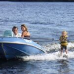 Activités estivales pour enfants : ski nautique, parapente et lancer de bouses en France.