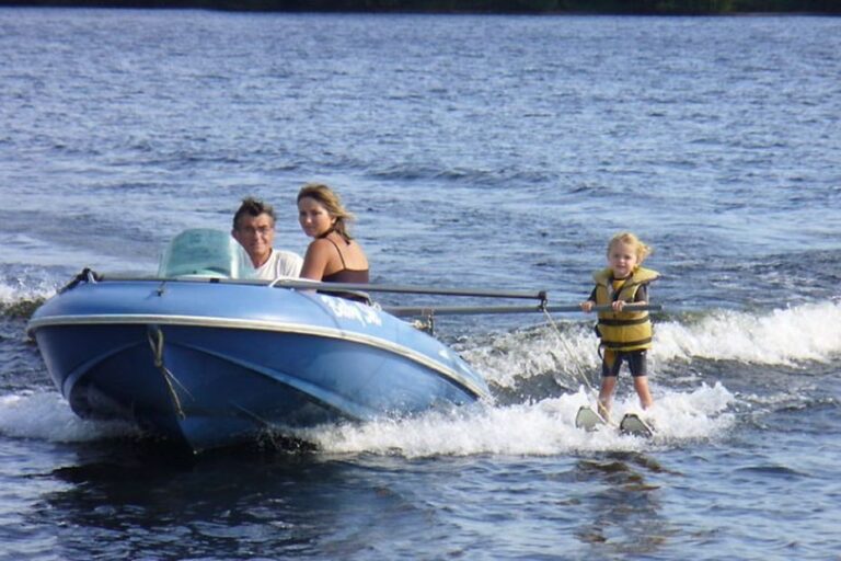 Activités estivales pour enfants : ski nautique, parapente et lancer de bouses en France.