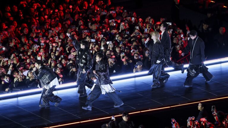 BTS annonce une escale au Stade de France lors de leur tournée mondiale.