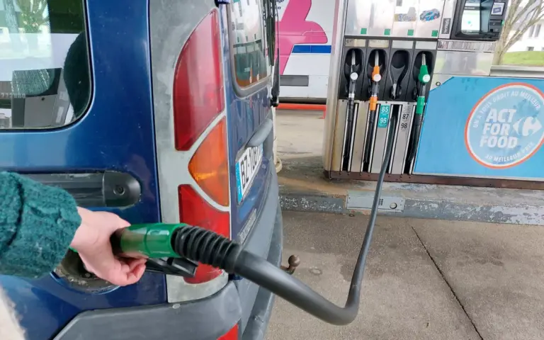 Guerre au Moyen-Orient : le prix du gazole dépasse 2 euros le litre en France