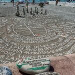L&rsquo;œuvre en galets sur la promenade des Anglais à Nice : une création artistique locale.