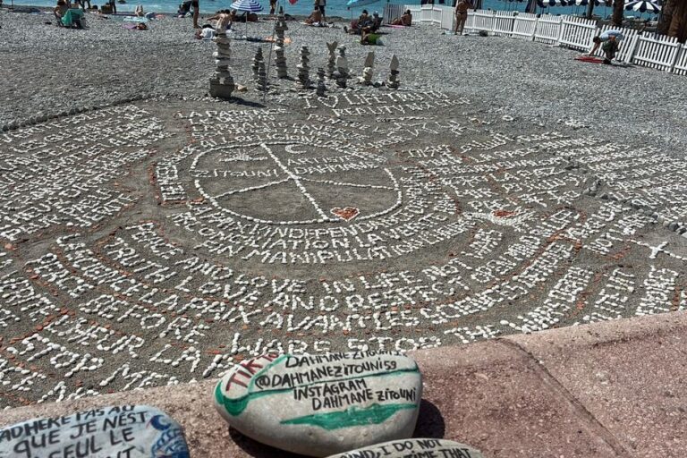 L’œuvre en galets sur la promenade des Anglais à Nice : une création artistique locale.