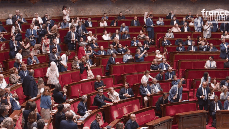 France établit un droit à l’aide à mourir, modifiant la législation sur la fin de vie.
