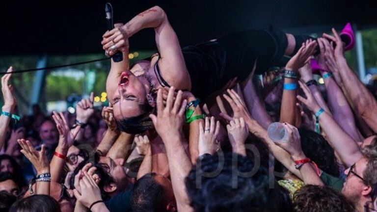 Le Festival des Vieilles Charrues intègre des artistes émergents dans sa programmation.