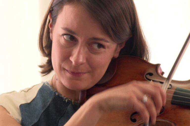 Liya Petrova, violoniste bulgare, enseigne la musique à des adolescents en difficulté.