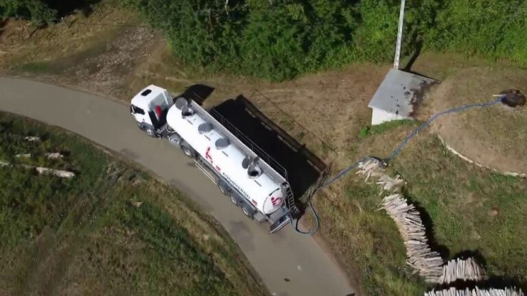 Des camions-citernes approvisionnent des villages du Doubs en eau en raison de pénuries.