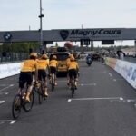 Les coureurs du Tour de France s&rsquo;élancent sur le circuit de F1 de Magny-Cours en Nièvre