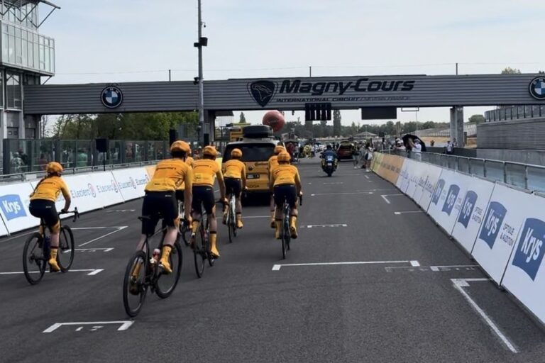 Les coureurs du Tour de France s’élancent sur le circuit de F1 de Magny-Cours en Nièvre