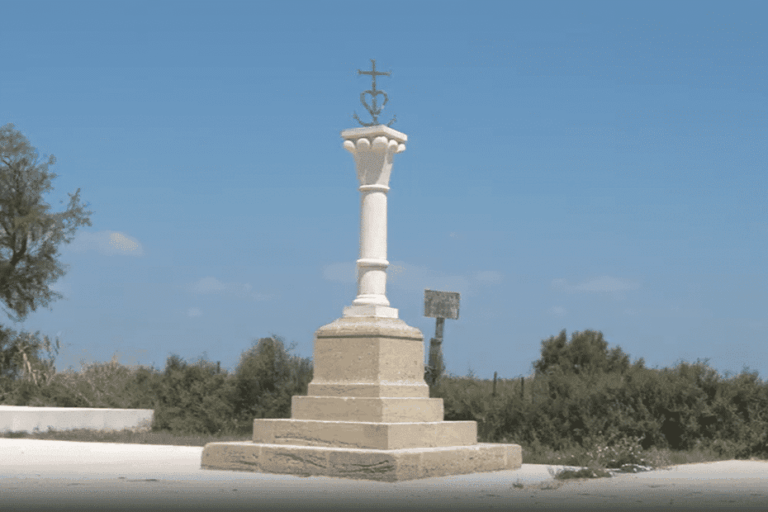 La croix de Camargue, symbole local, célèbre un siècle d’histoire en région.