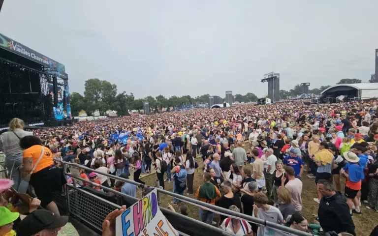 Avion de Gims retardé par les orages, concert aux Vieilles Charrues décalé de 30 minutes.