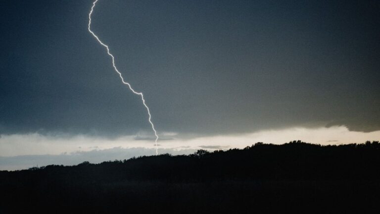 Orages et canicule : huit départements en vigilance orange, 17 en alerte orange en France.
