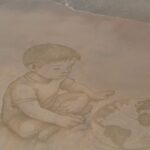 L&rsquo;artiste Jben crée des dessins éphémères sur le sable visibles depuis le ciel en France.