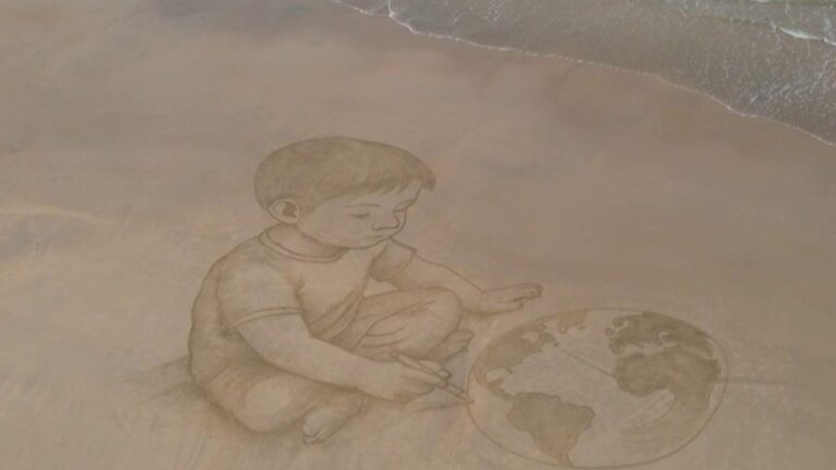 L’artiste Jben crée des dessins éphémères sur le sable visibles depuis le ciel en France.
