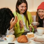 Prendre soin des amitiés : un enjeu souvent négligé face aux relations amoureuses.