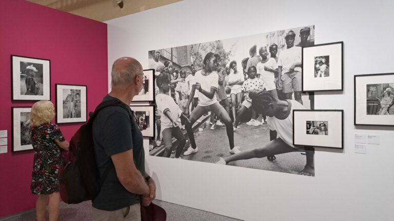 Aux Rencontres d’Arles, des photographies américaines mettent en lumière des artistes contemporains.