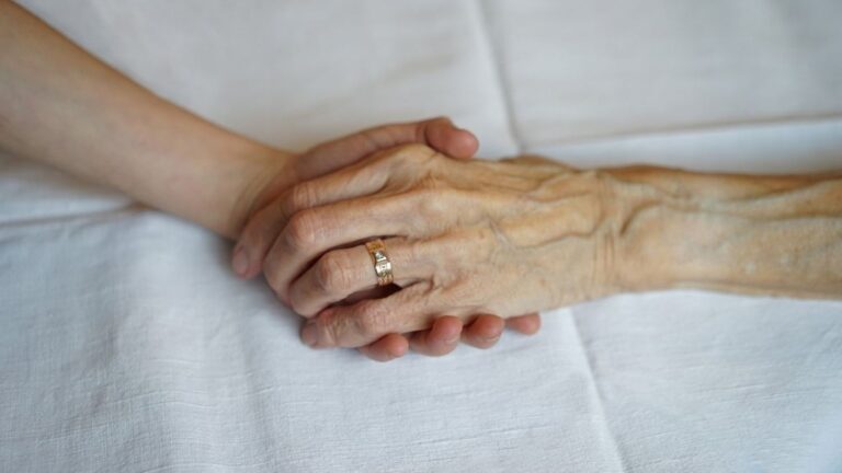 Euthanasie : Conditions requises pour déclencher une procédure en France.