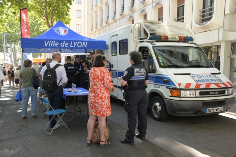 Lyon installe un poste de police mobile pour renforcer la proximité avec les habitants.