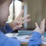 Compter sur ses doigts : une méthode soutenue par des chercheurs en pédagogie.