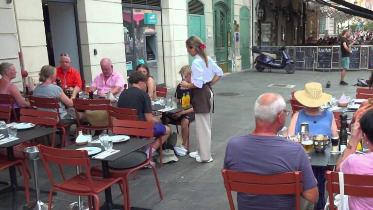 Certains restaurateurs en France adoptent le pourboire numérique pour leurs clients.