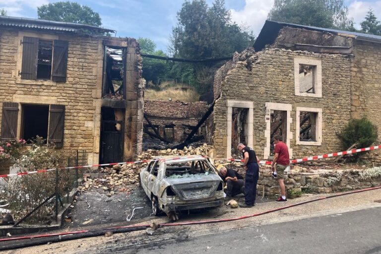 Feu de véhicule se propage à une maison, intervention de plus de 30 pompiers en pleine nuit.