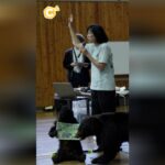 Des habitants apprennent à réagir face à des ours dans une région rurale.