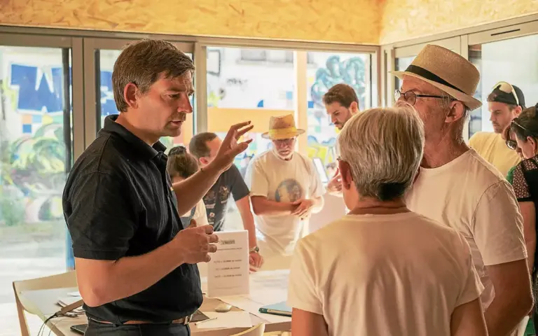 En Bretagne, des propriétaires vivent dix ans sans payer d’électricité grâce à des solutions innovantes.