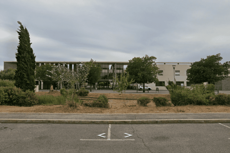 Des CRS dans le Var refusent leur hébergement en raison de la chaleur excessive des chambres.