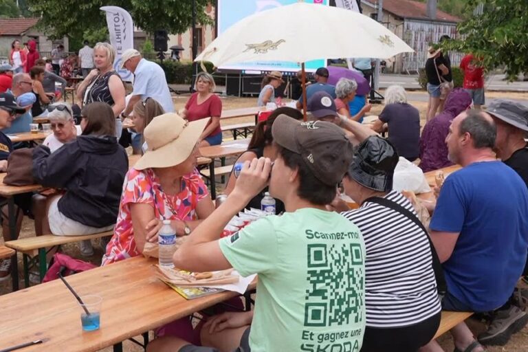 Le Tour de France traverse les Vosges, rassemblant les habitants au Thillot.