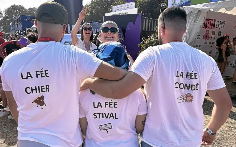 Des tee-shirts insolites observés aux Vieilles Charrues, reflet de la culture populaire actuelle.