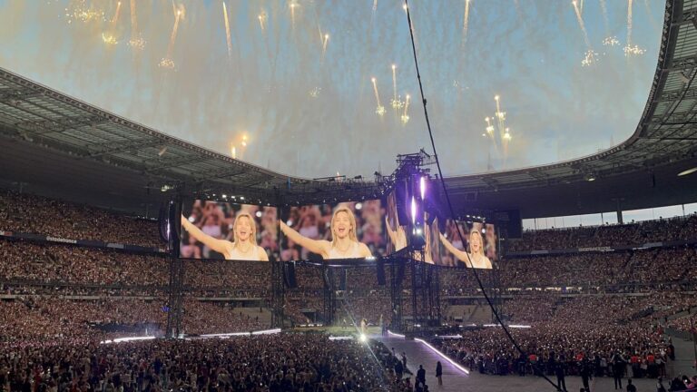 BTS revient sur scène en France et remplit le Stade de France après une longue absence.