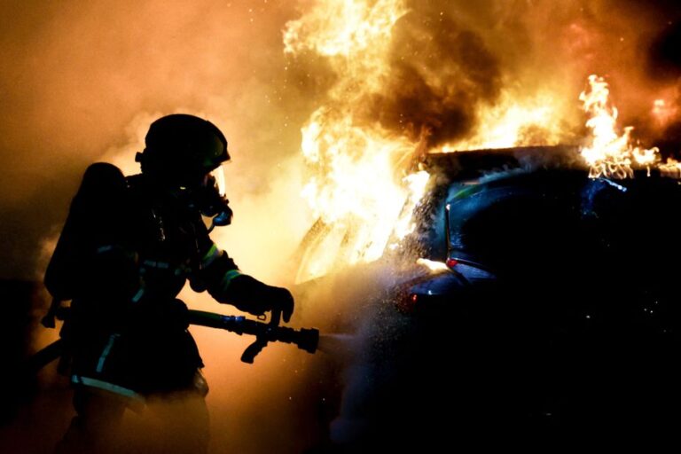 Un bâtiment abandonné de 300 mètres carrés détruit par un incendie à [ville, pays]