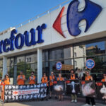 L214 interpelle Carrefour sur l’élevage intensif devant le magasin des Gratte-Ciel à Villeurbanne.